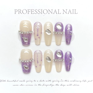 Détail de faux ongles faits main violet pailleté avec cristaux de luxe et perles
