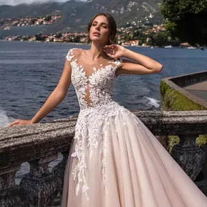 Robe de mariée ivoire élégante avec décolleté en V, appliques en dentelle et jupe en tulle