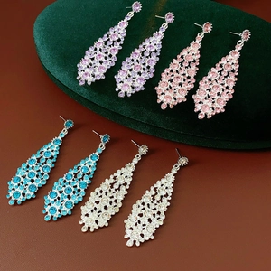 Detalle de los pendientes de borla de circón en colores púrpura, rosa, azul y plata