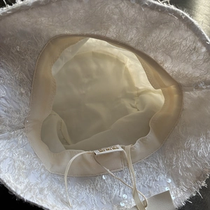Détail de l'intérieur du chapeau bob à paillettes blanches avec cordon de serrage réglable