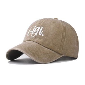 Detail der Gigi-Bestickung und Herz auf einer gewaschenen Vintage-Baumwoll-Basecap
