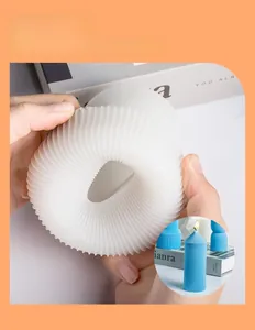Gros plan du moule en silicone à rayures verticales et de la bougie pilier bleue finie