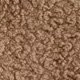 Dettaglio macro della trama in pile marrone di una giacca corta con scollo a V