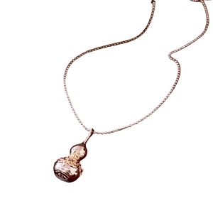 Elegante Halskette mit roségoldenem Flaschenkürbis-Anhänger und feiner Perlenkette