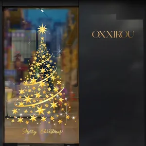 Gouden kerstboom raamsticker met sterren en Merry Christmas tekst op het glas