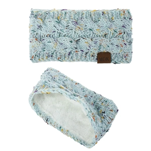 Vue détaillée du bandeau en maille torsadée montrant la doublure en polaire blanche