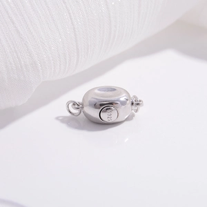 Fermoirs en argent sterling S925 poli pour colliers et bracelets sur tissu blanc