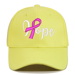 Vue détaillée de la casquette jaune avec broderie Hope et logo ruban rose discret
