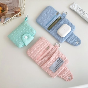 Mini portafogli color pastello con trama a nuvola in blu, rosa e verde con bottone