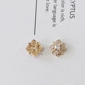 Vista macro di accessori per nail art a forma di stella dorata con zirconi incastonati