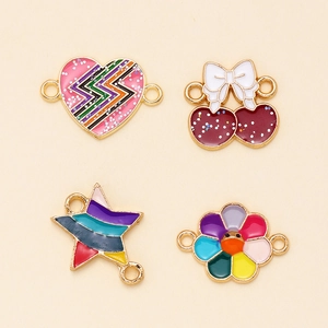 Vue détaillée de breloques en émail coloré aux motifs de cœur, d'étoile et de fleur