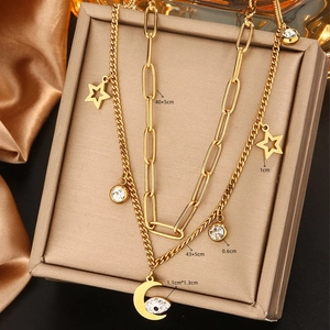 Collier double rang plaqué or 18K avec pendentifs lune, étoile et cristaux brillants