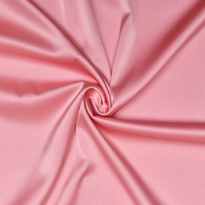 Détail du tissu en satin rose montrant sa texture lisse, brillante et soyeuse