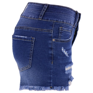 Détails du short en jean bleu foncé avec trous usés et ourlets effilochés aux bords bruts