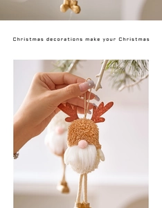 Détail d'un gnome de Noël en peluche avec bois de renne à paillettes et grelots dorés