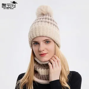 Set berretto e sciarpa in maglia a righe con pompon e calda fodera in pile