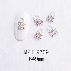 Détail de breloques à ongles cadenas cœur 6x9mm avec strass arc-en-ciel sur faux ongles