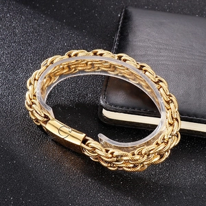 Détail macro d'un bracelet gourmette doré pour homme avec fermoir en métal poli