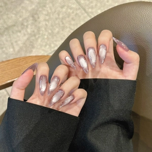 Faux ongles stiletto œil de chat violets avec motifs floraux argentés et paillettes
