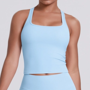 Détail du haut de sport bleu ciel à dos nageur avec tissu côtelé élastique et encolure carrée