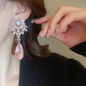 Gros plan de boucles d'oreilles goutte de luxe avec cristaux roses en forme de poire