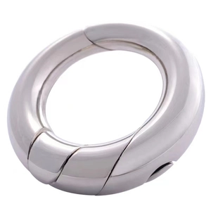 Bague puzzle en métal argenté poli avec texture torsadée sur fond blanc neutre