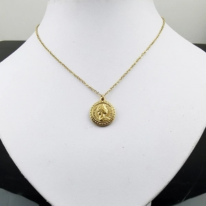 Collier en acier inoxydable doré avec pendentif pièce Elizabeth II sur mannequin