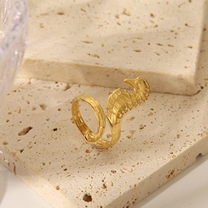Detailansicht eines verstellbaren goldenen Seestern-Rings auf einem Steinständer