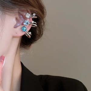 Détail de manchettes d'oreilles étincelantes à double couche en cristal bleu et clair