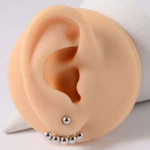 Ensemble de boucles d'oreilles clous en acier poli argenté avec fermoir à bille sur modèle