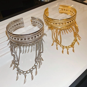 Détails des bracelets bohèmes avec pampilles en plumes métalliques et gravures géométriques