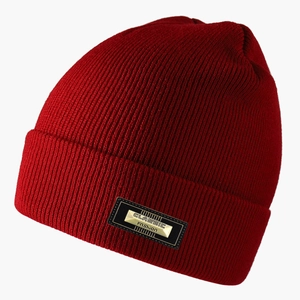 Dettaglio del berretto in maglia rosso scuro con emblema metallico Classic Fashion oro