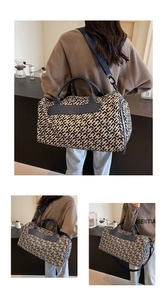Dettaglio borsa da viaggio con stampa geometrica, manici in pelle e tracolla regolabile