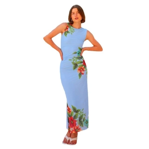 Vestido largo sin mangas azul cielo con estampados florales rojo anaranjado para verano