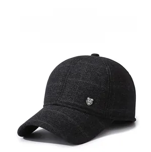 Détail de la casquette en laine avec logo métallique et protection d'oreilles hivernale