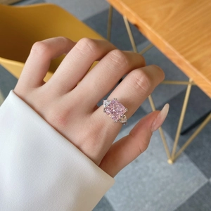 Vue détaillée d'une bague en argent S925 avec un zircon rose taille fleur de glace