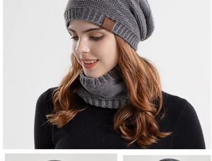 Détail d'un ensemble bonnet et tour de cou en grosse maille grise avec patch sport