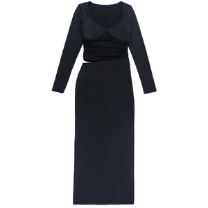Vue détaillée d'une robe noire à manches longues avec découpes à la taille et tissu froncé