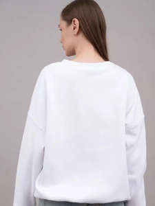 Rückenansicht eines weißen lockeren Sweatshirts mit Rundhalsausschnitt aus Baumwolle