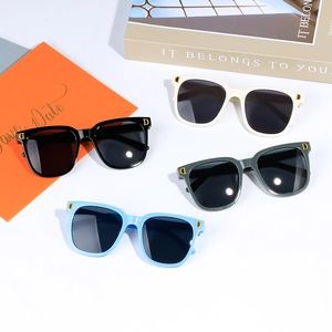 Lunettes de soleil enfant monture carrée en quatre couleurs avec protection UV tendance