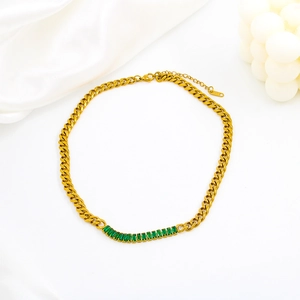 Collier élégant en acier doré avec des pierres rectangulaires vert émeraude