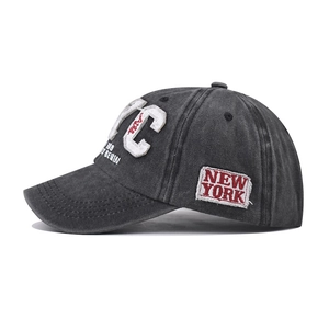 Détail de la casquette baseball gris anthracite délavé avec broderie NYC 3D blanche