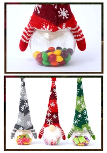 Detailansicht der Weihnachts-Wichtel-Bonbongläser mit Strickmützen und Behältern