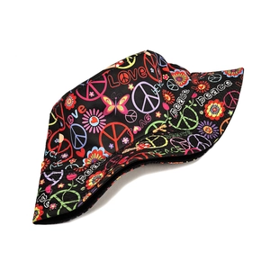 Détail de l'imprimé floral et signe de paix coloré sur chapeau bob en coton noir