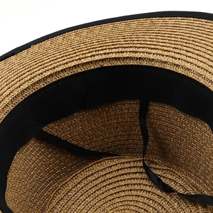 Détail de l'intérieur du chapeau de paille avec bandeau de sudation et cordon réglable