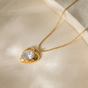 Collier cœur en acier doré avec zircon ovale et chaîne à billes délicate