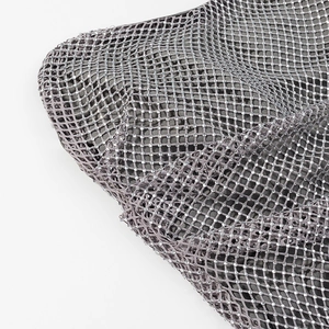 Gros plan sur un tissu en maille grise avec des strass étincelants et une texture fine
