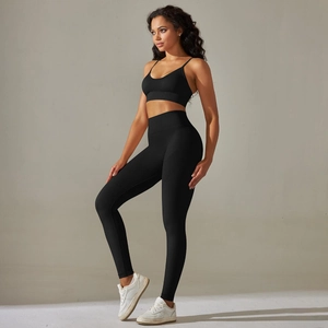 Détail de la texture en maille sans couture et de la taille large côtelée de l'ensemble yoga