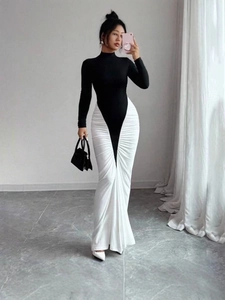 Robe moulante bicolore noir et blanc à manches longues avec détails drapés et sirène