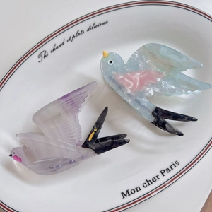 Set di due fermacelli a rondine in acetato con trama a tartaruga blu pastello e viola tenue